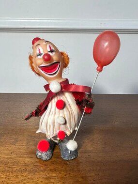 Seashell clown figurine with Pom Pom balloon